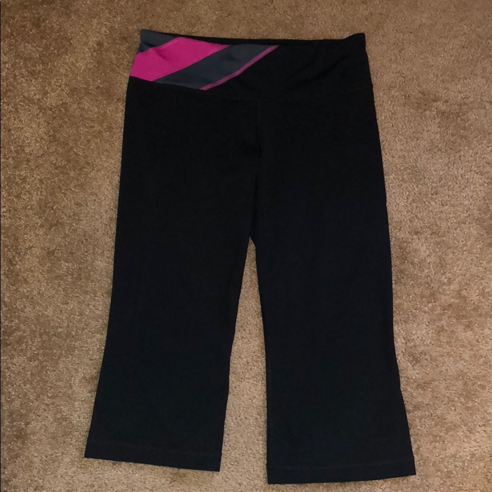 Women’s Under Armour all season gear capris